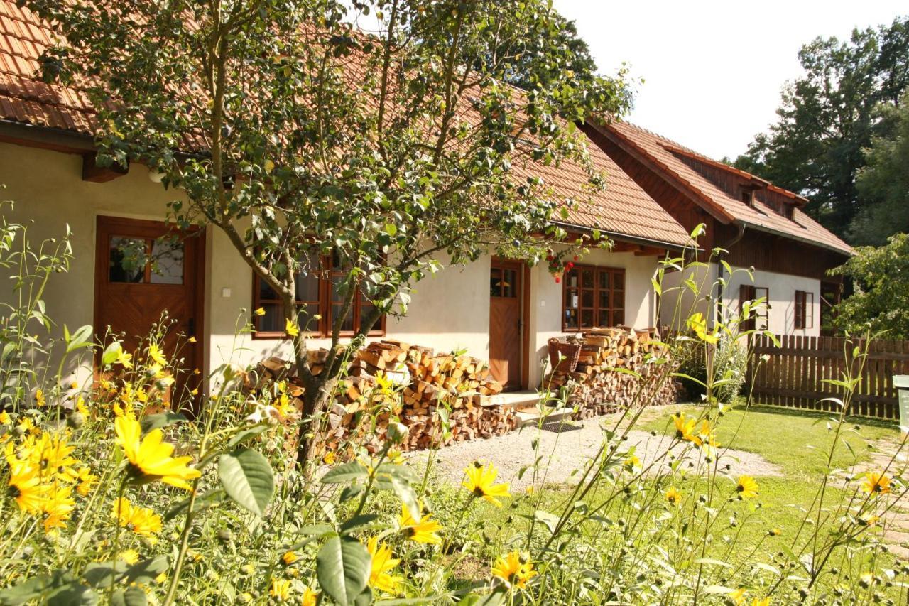 Apartmany Cerveny Dvur Chvalsiny Ngoại thất bức ảnh