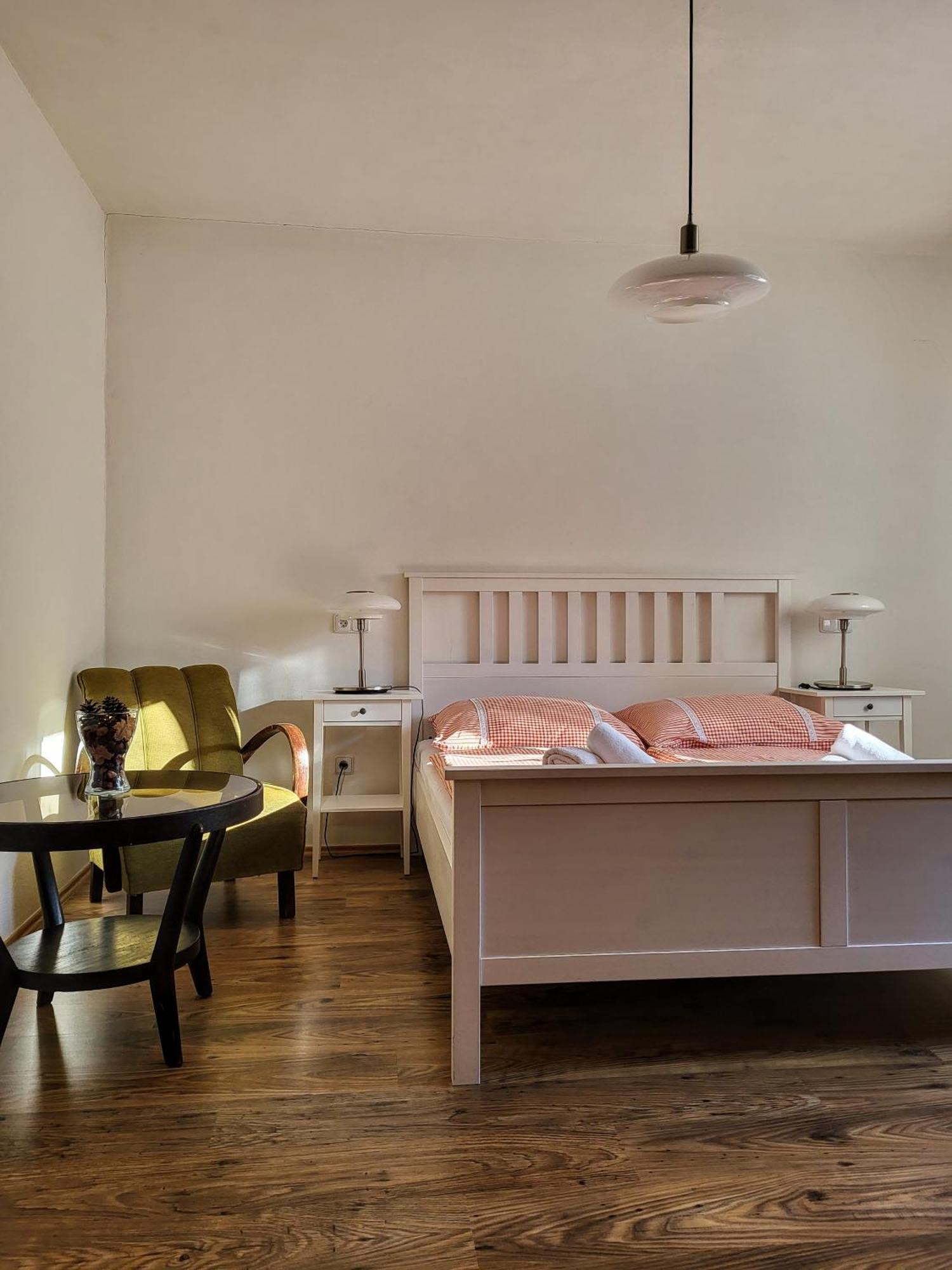 Apartmany Cerveny Dvur Chvalsiny Ngoại thất bức ảnh